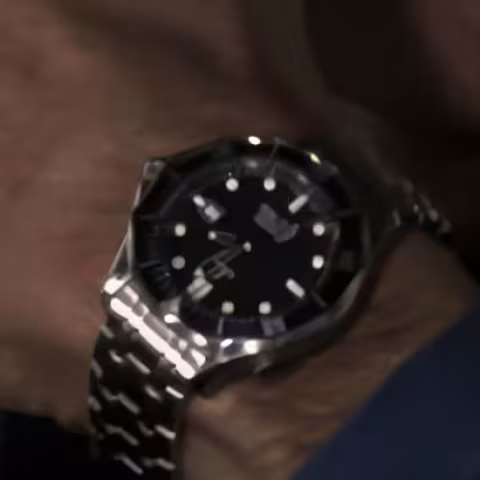 Omega Seamaster Professional 300M Quartz close-up