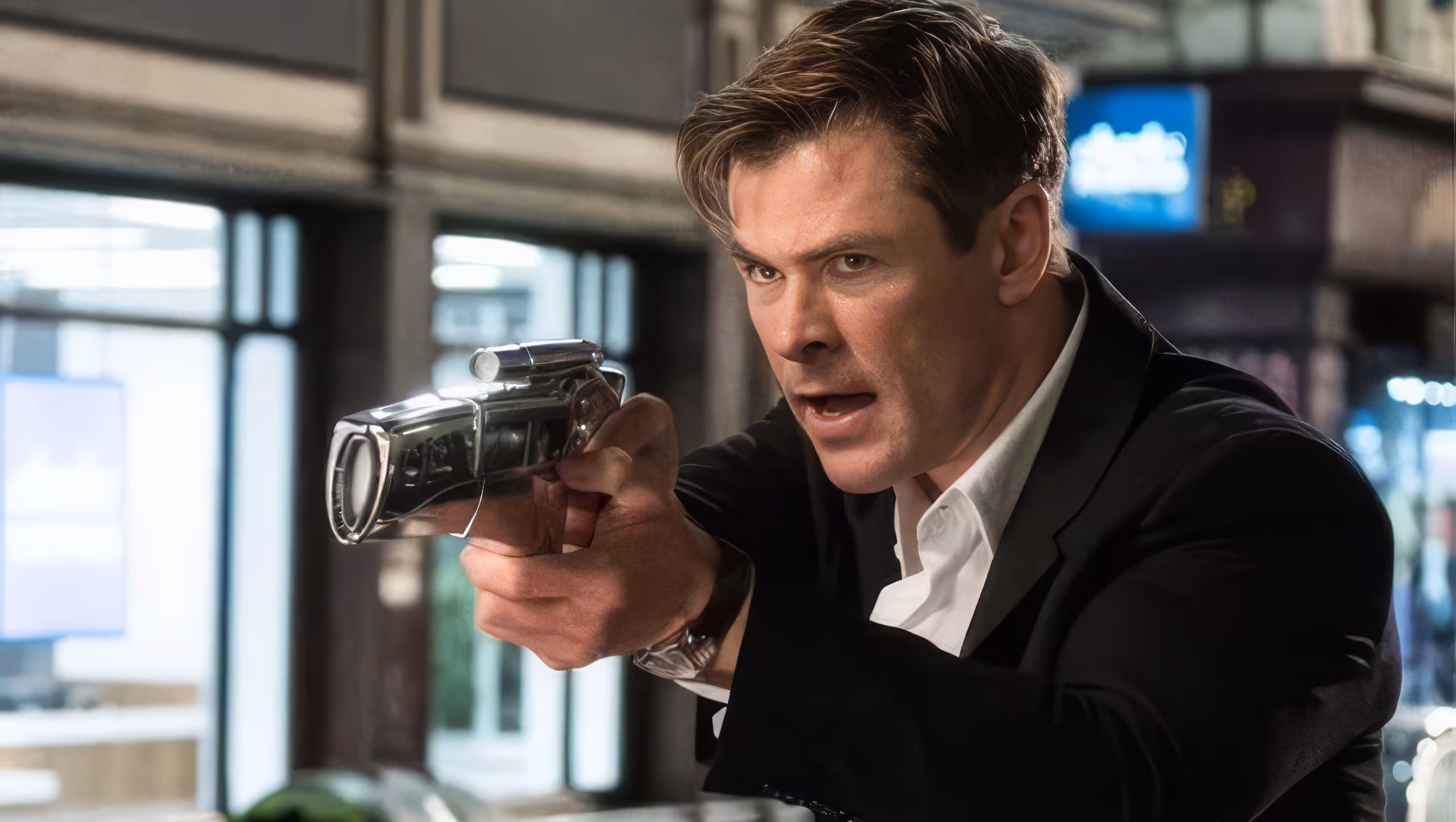 Chris Hemsworth wearing Hamilton Ventura in Men in Black: International