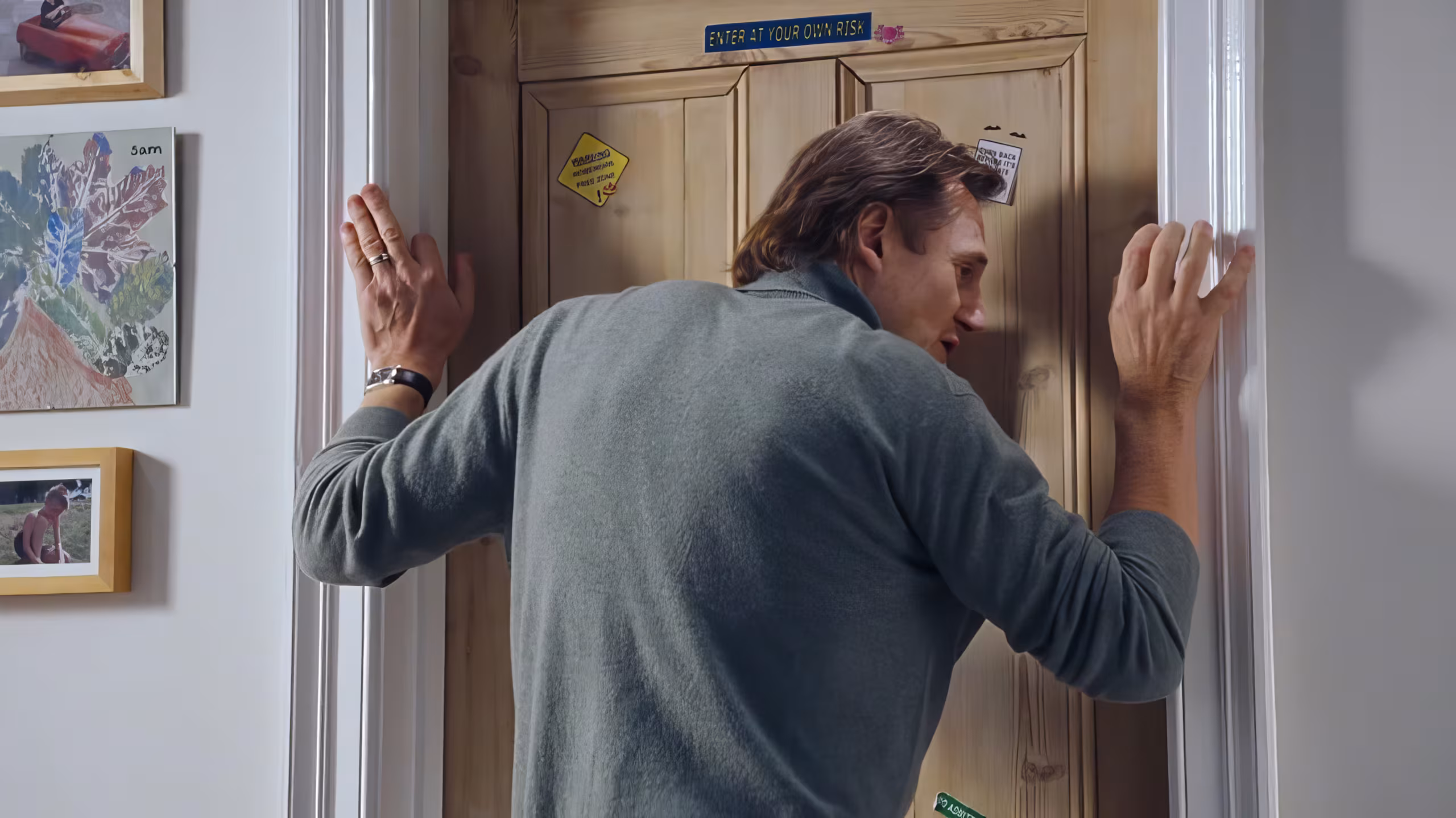 Liam Neeson wearing Unidentified Watch in Love Actually