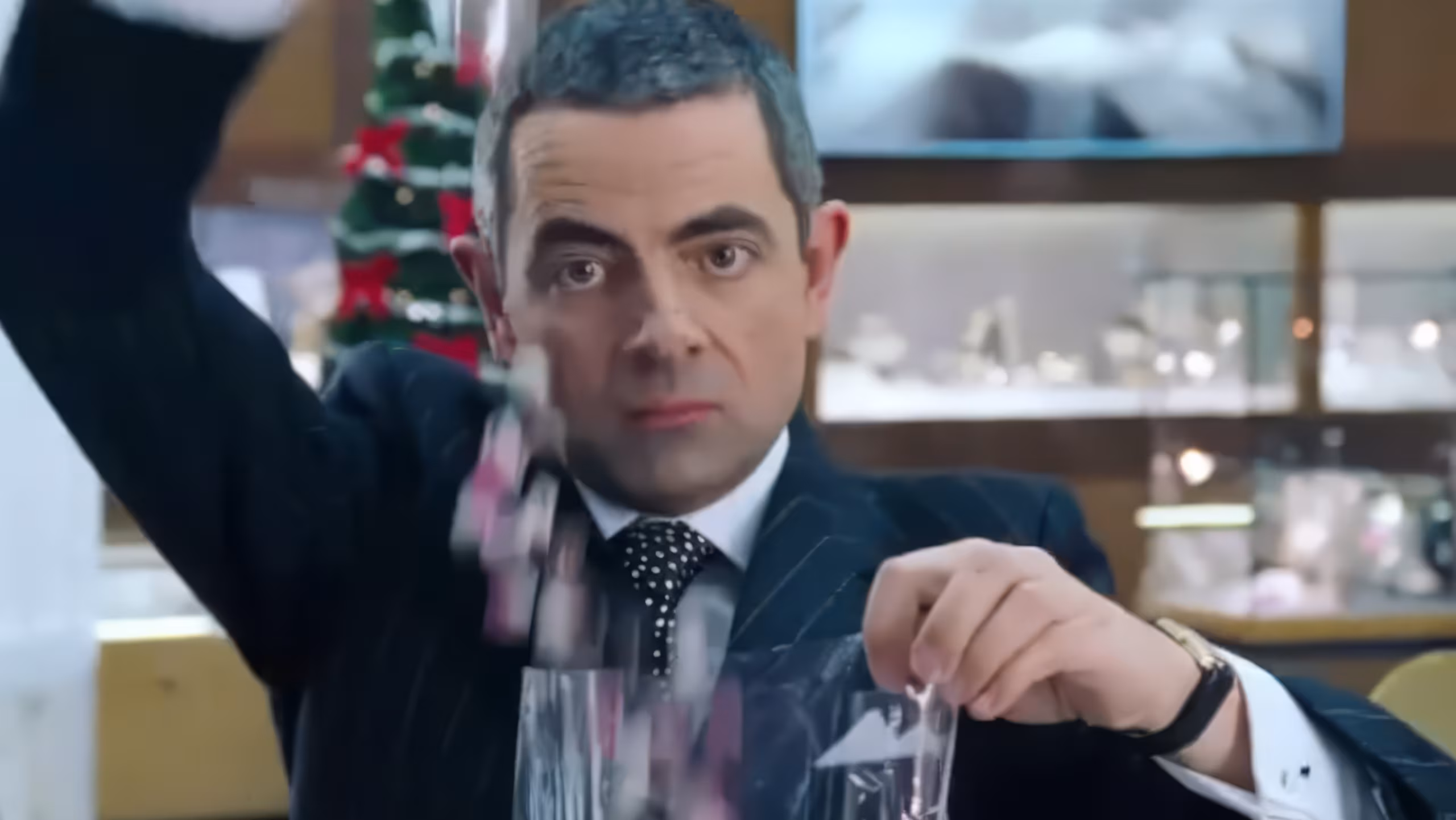 Rowan Atkinson wearing Unidentified Watch in Love Actually