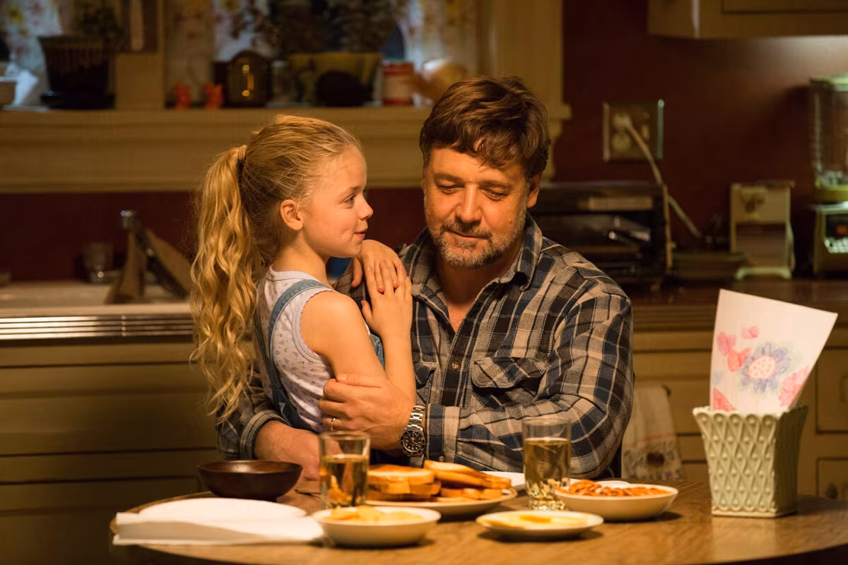 Russell Crowe wearing Unidentified watch in Fathers & Daughters
