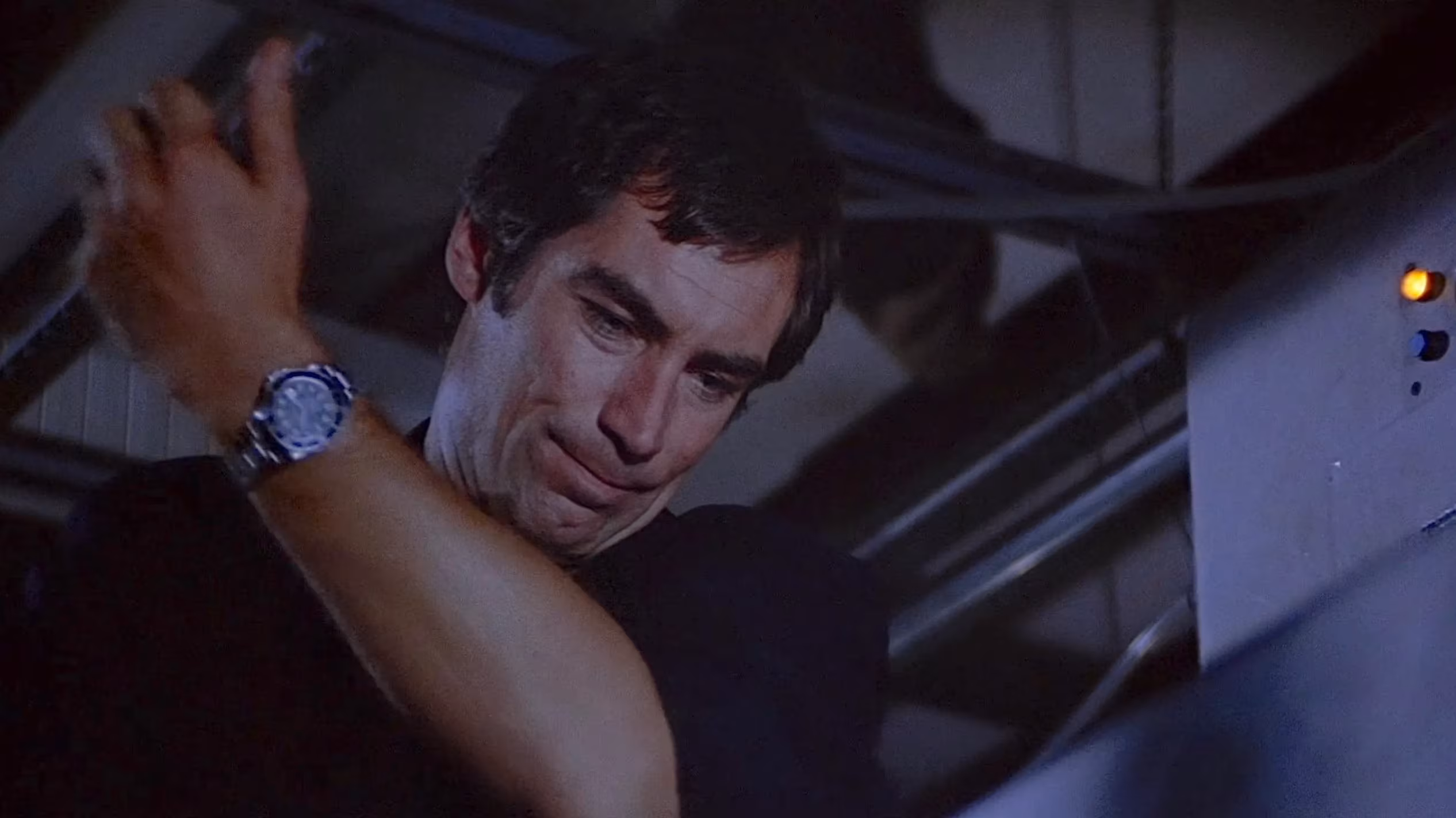 Timothy Dalton wearing Rolex Submariner in Licence to Kill