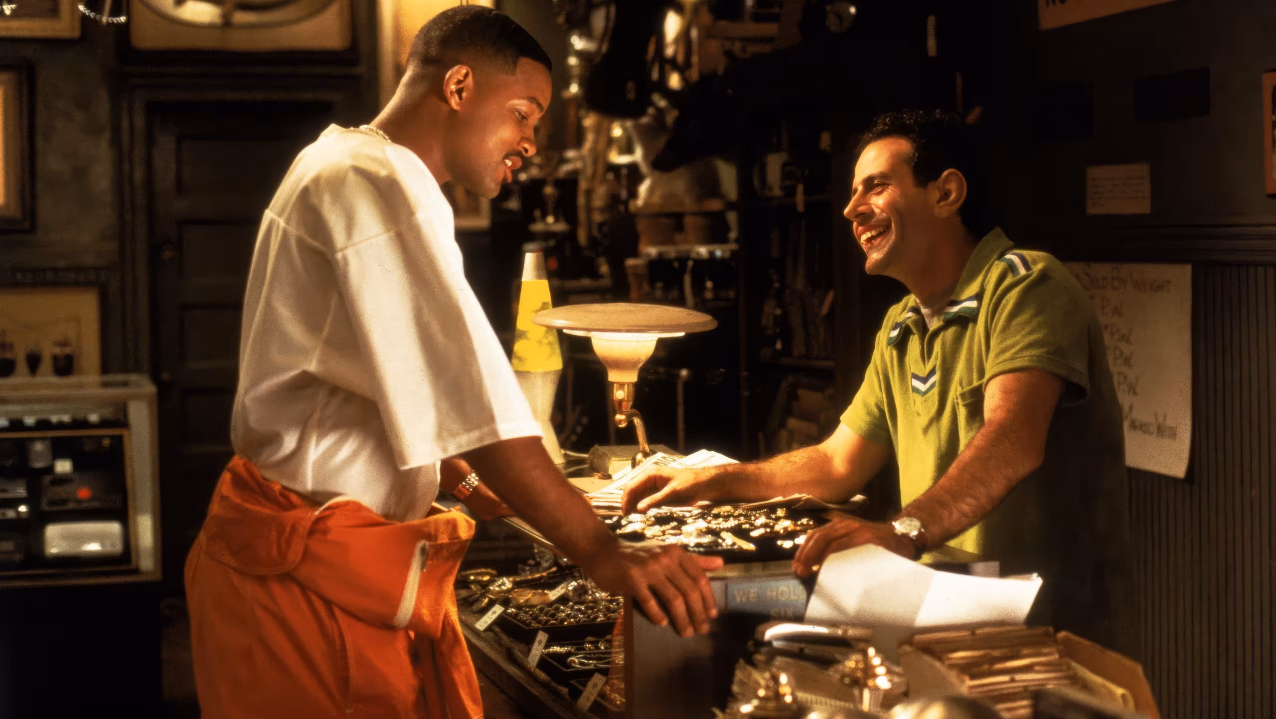 Tony Shalhoub wearing Unidentified watch in Men in Black