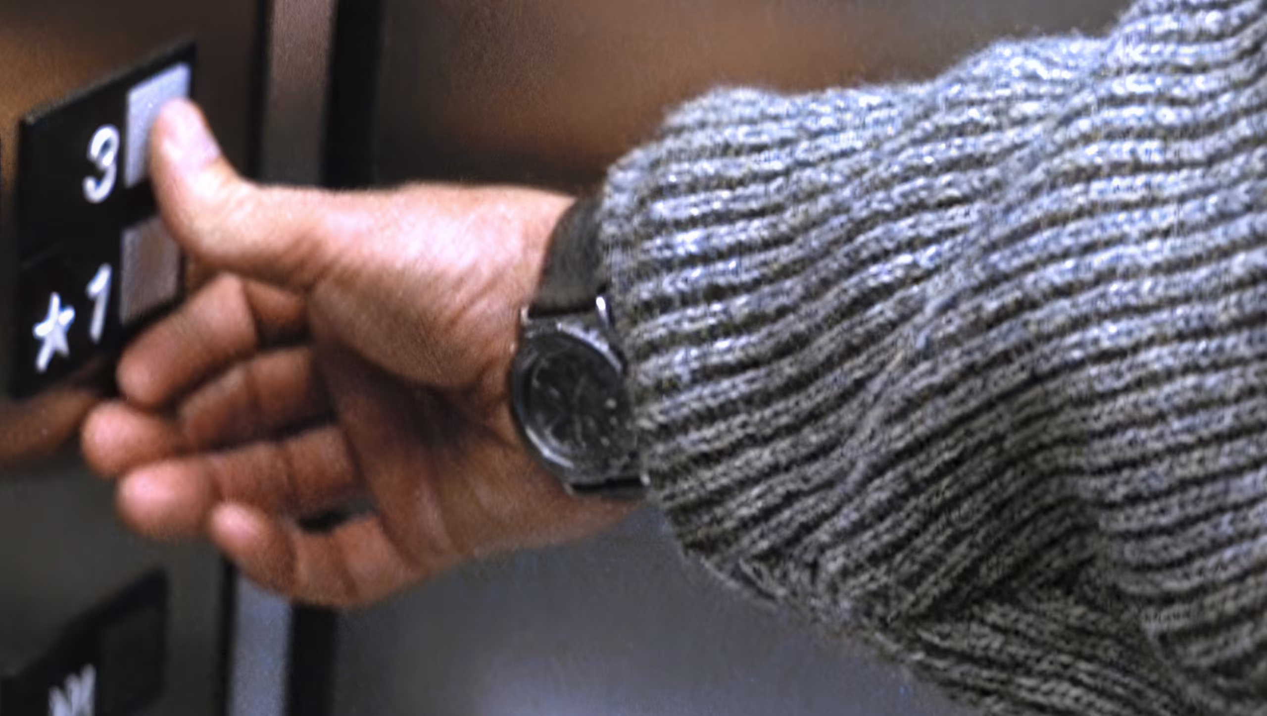 Bruce Willis wearing TAG Heuer 3000 Series in Die Hard 2