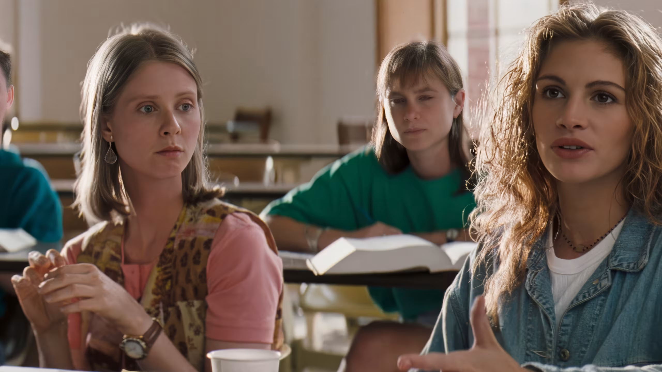 Cynthia Nixon wearing Unidentified Watch in The Pelican Brief