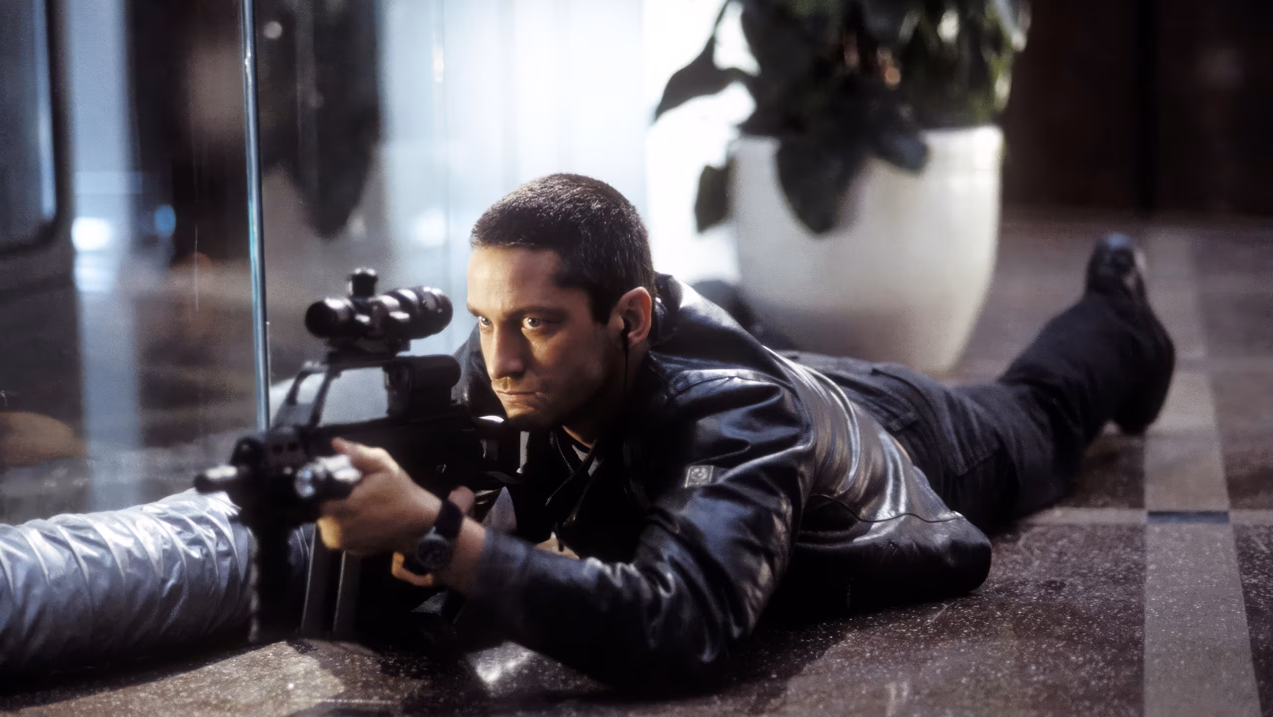 Gerard Butler wearing Unidentified watch in Lara Croft: Tomb Raider - The Cradle of Life