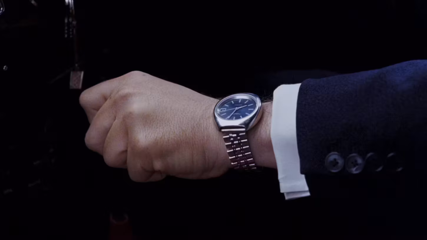 Peter Sarsgaard wearing Omega Constellation in An Education