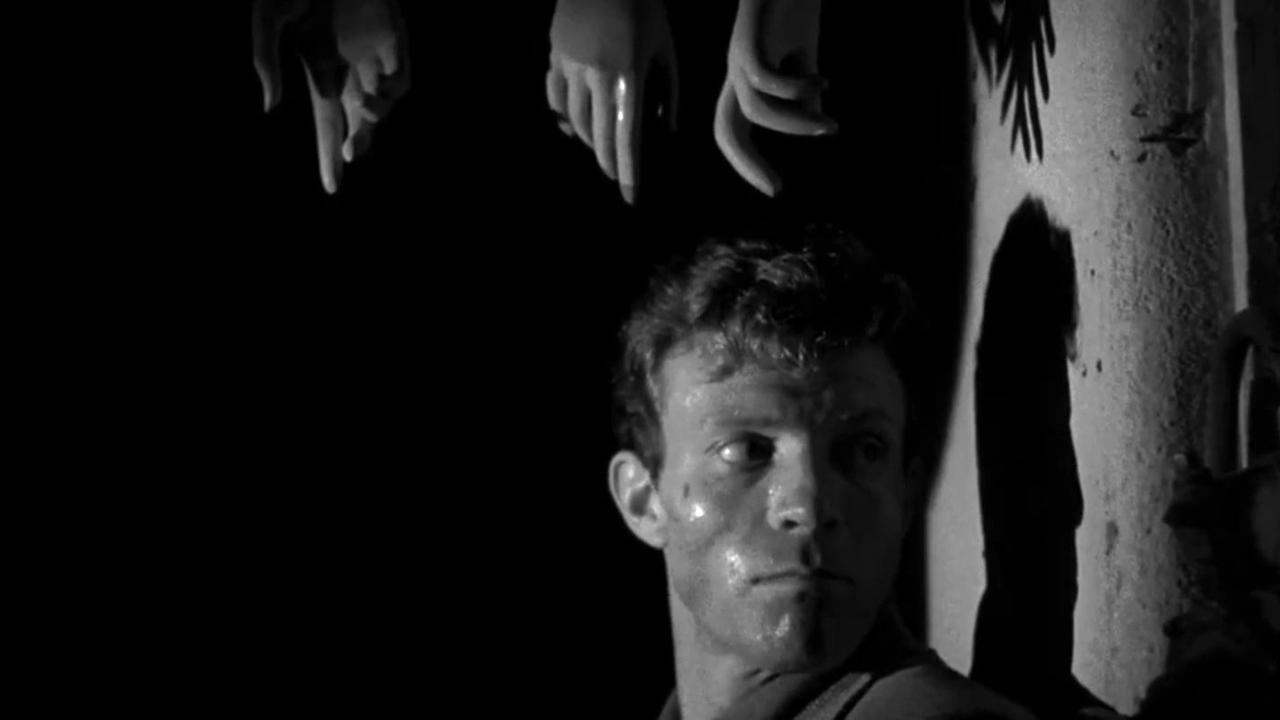 Jamie Smith wearing Unidentified watch in Killer's Kiss