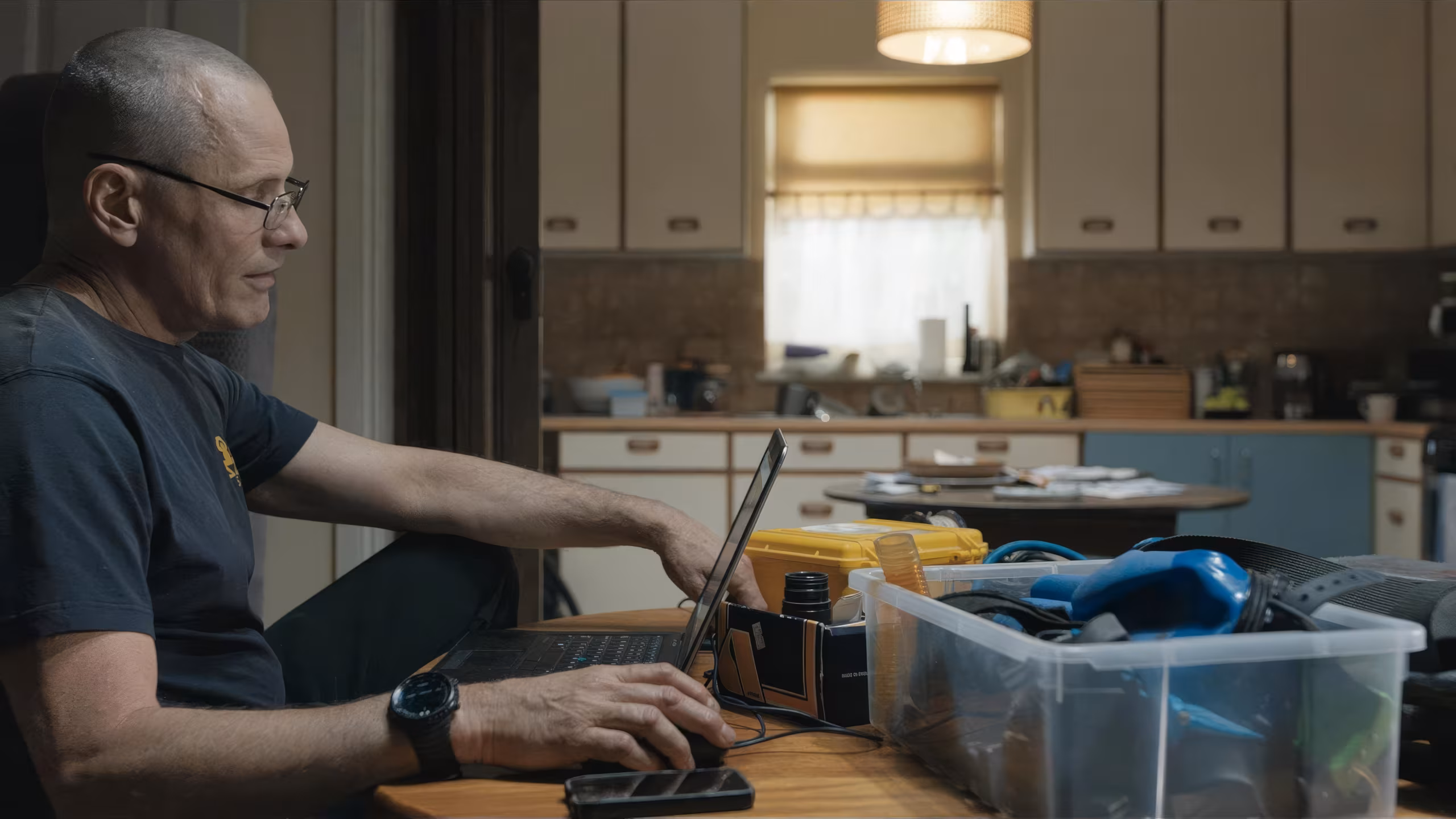 Viggo Mortensen wearing Unidentified watch in Thirteen Lives