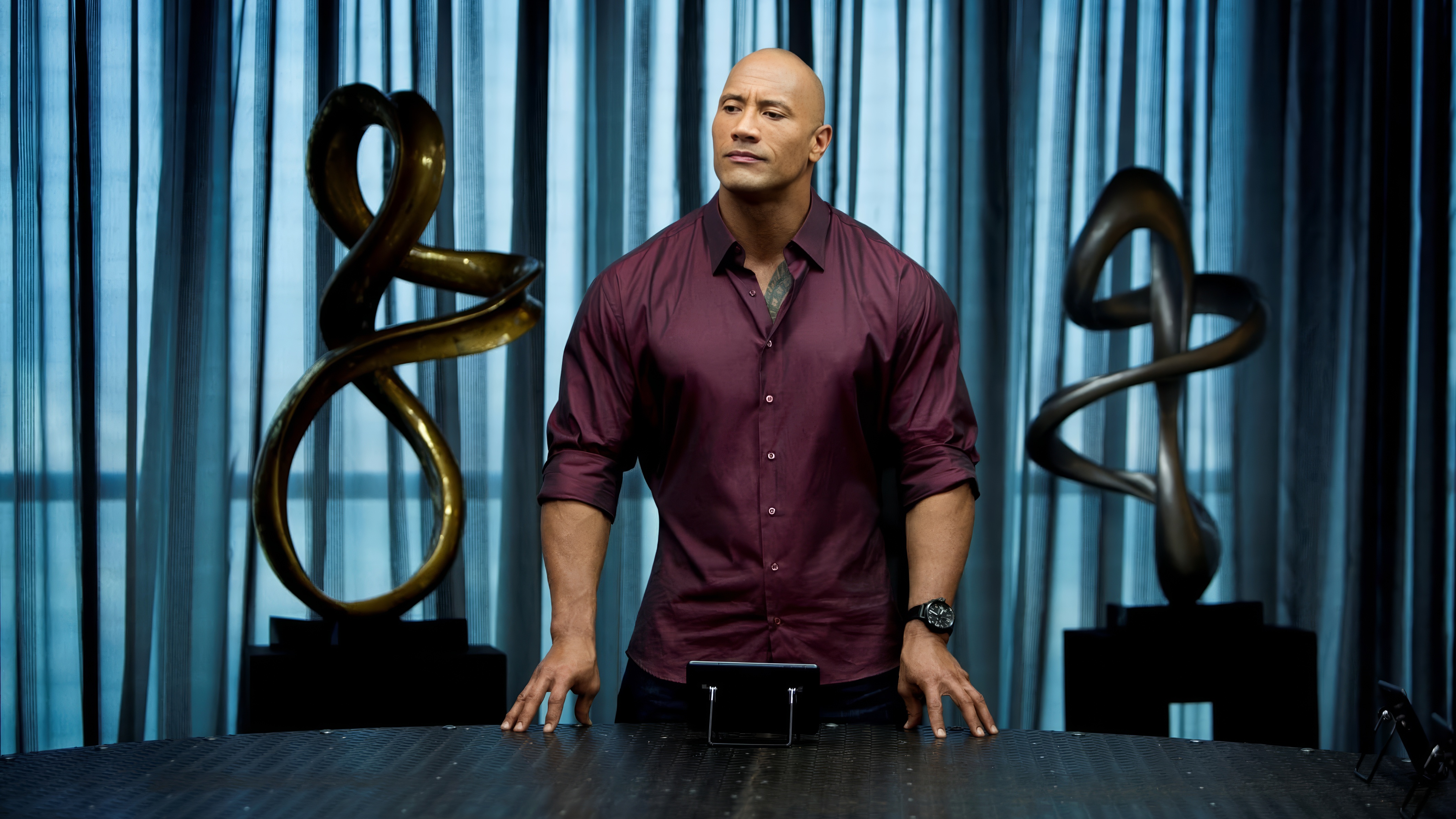 Dwayne Johnson wearing Unidentified watch in The Hero