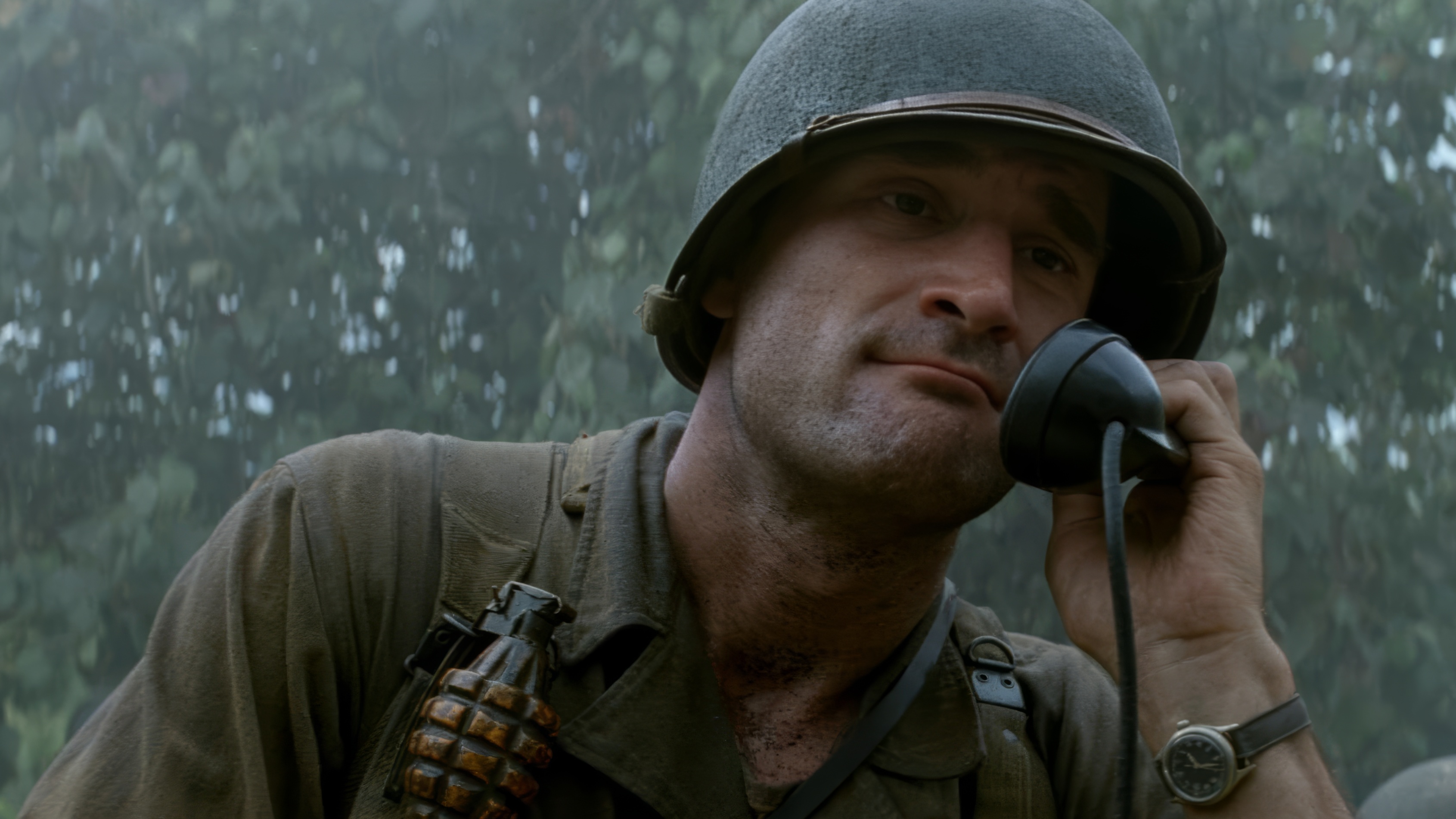 Elias Koteas wearing Unidentified Watch in The Thin Red Line