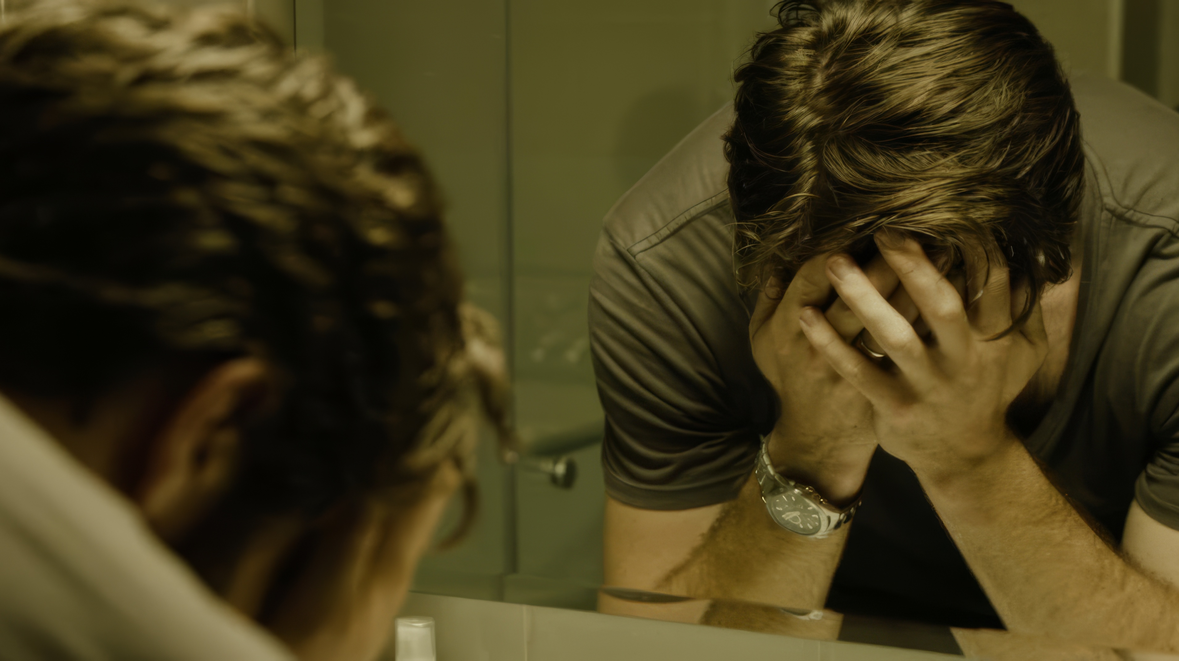 Jake Gyllenhaal wearing Unidentified watch in Enemy