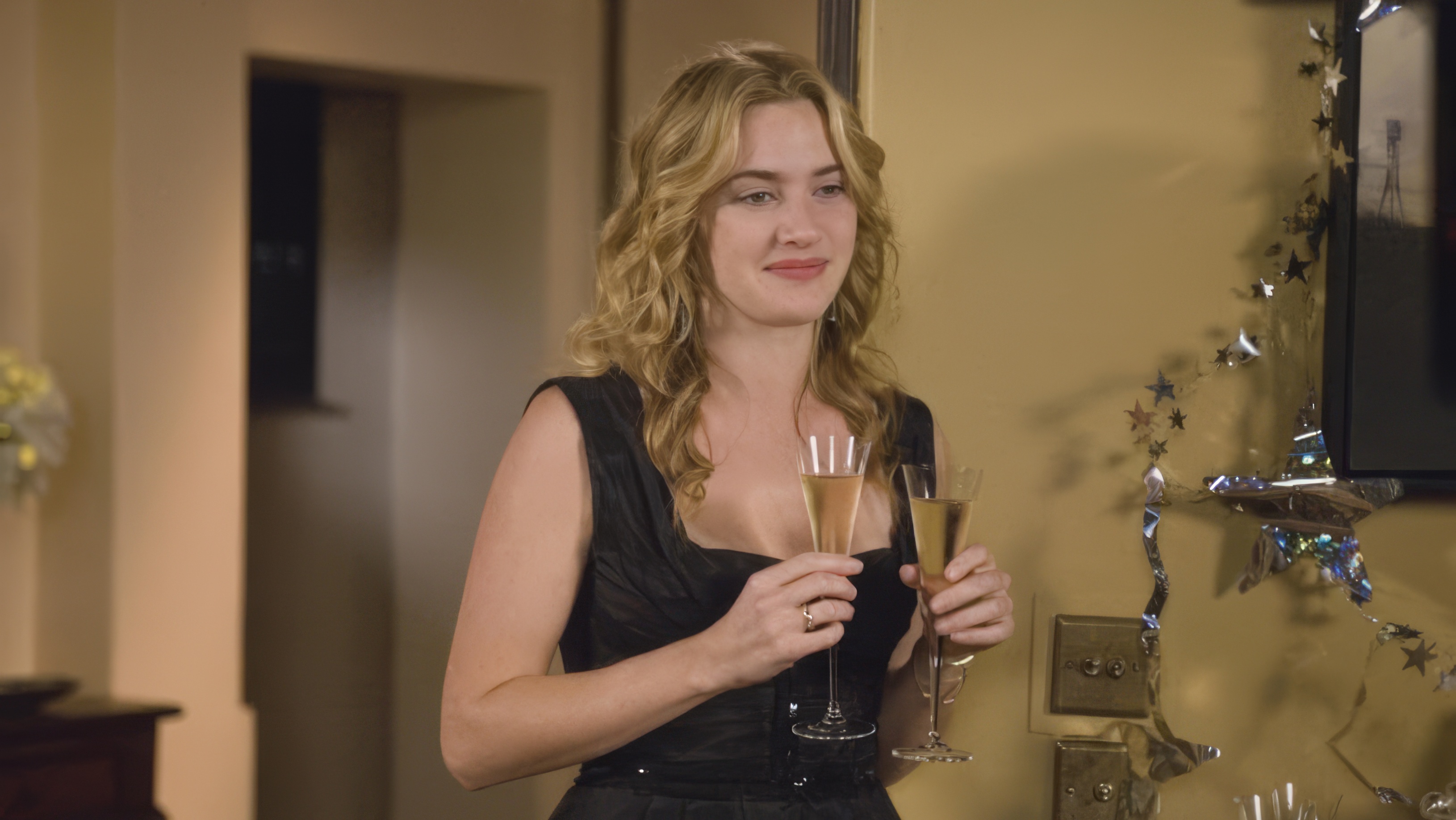 Kate Winslet wearing Cartier Tank in The Holiday