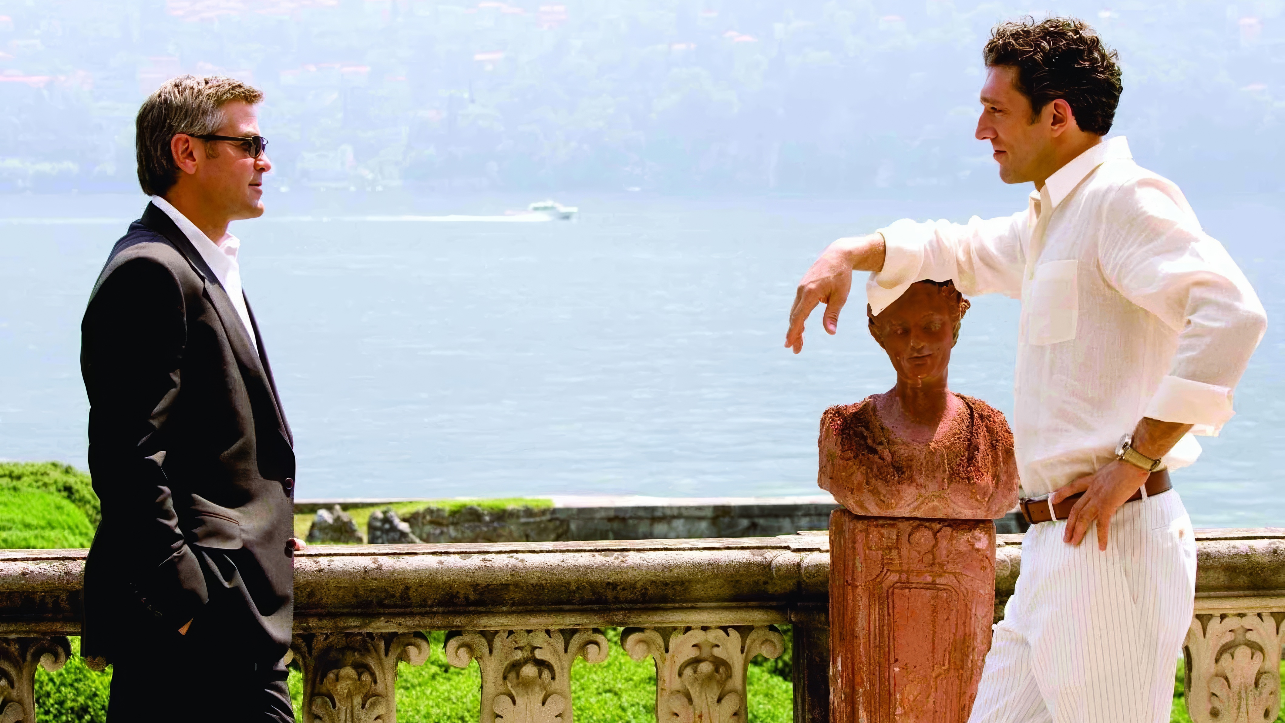 Vincent Cassel wearing Louis Vuitton Tambour in Ocean's Twelve