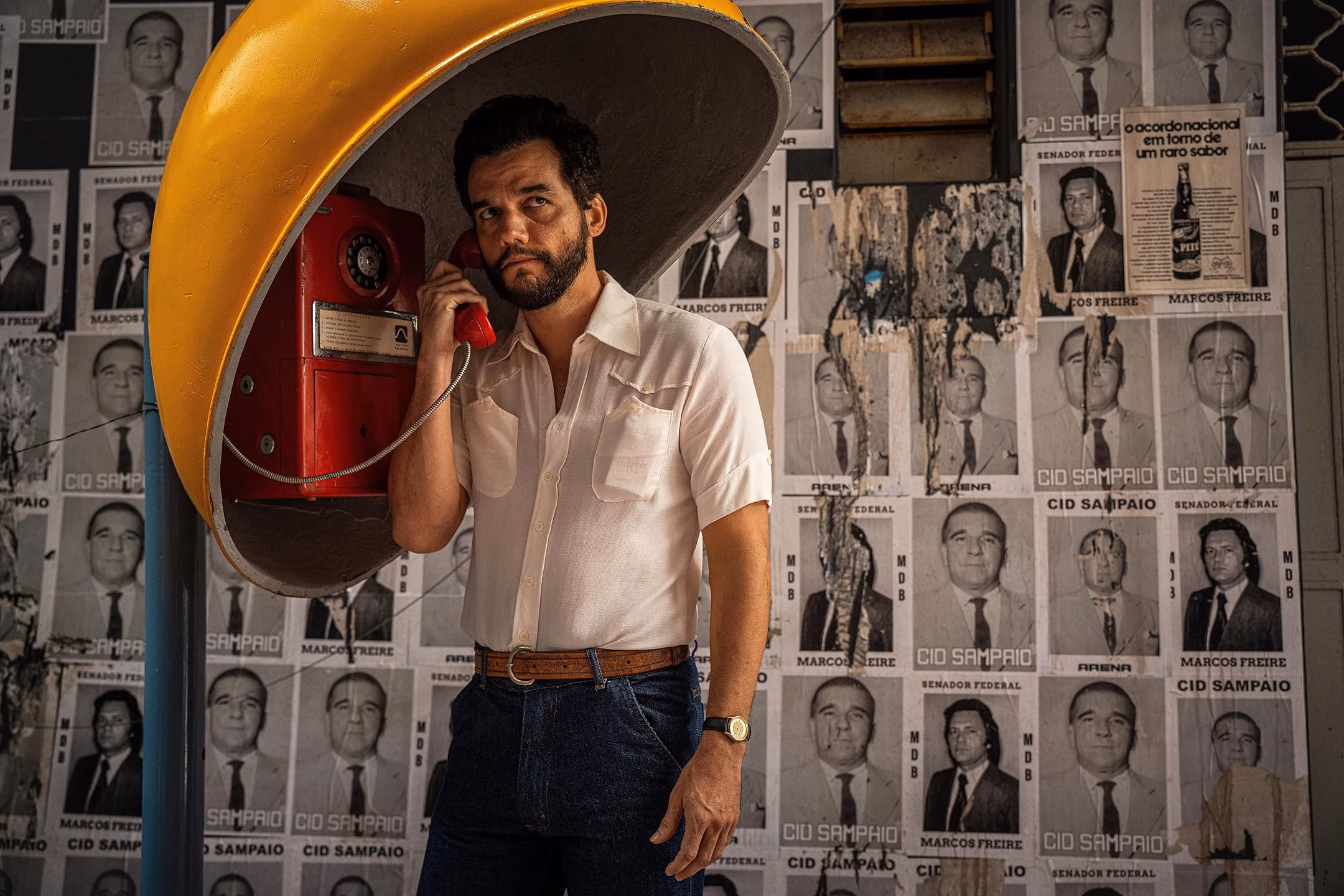 Wagner Moura wearing Unidentified watch in The Secret Agent