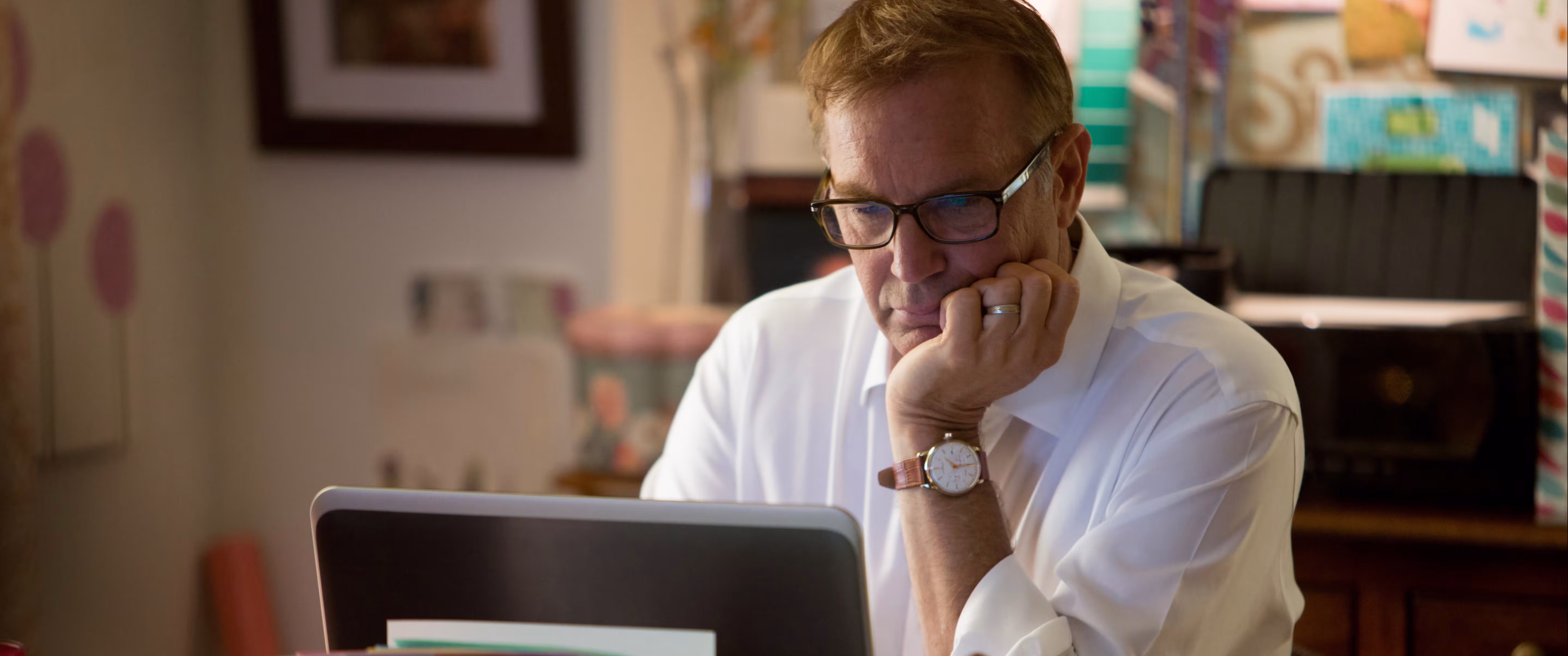 Kevin Costner wearing Unidentified watch in Black or White