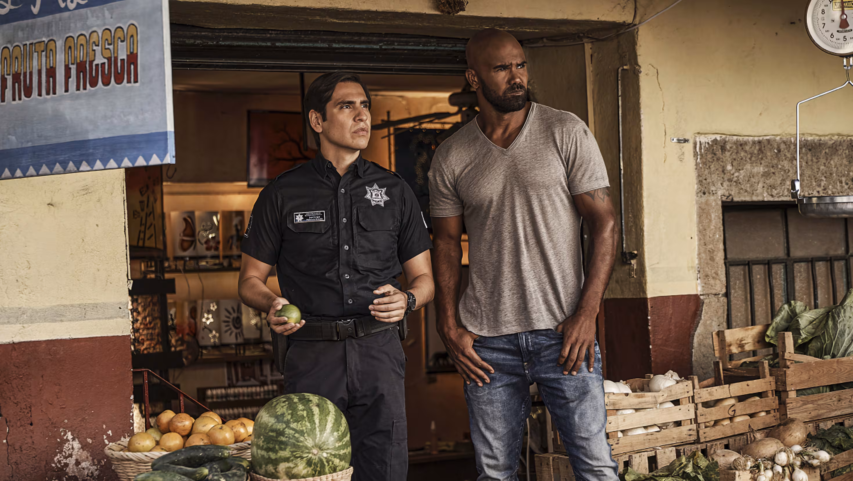 Jose Maria Aguila wearing Unidentified watch in S.W.A.T.