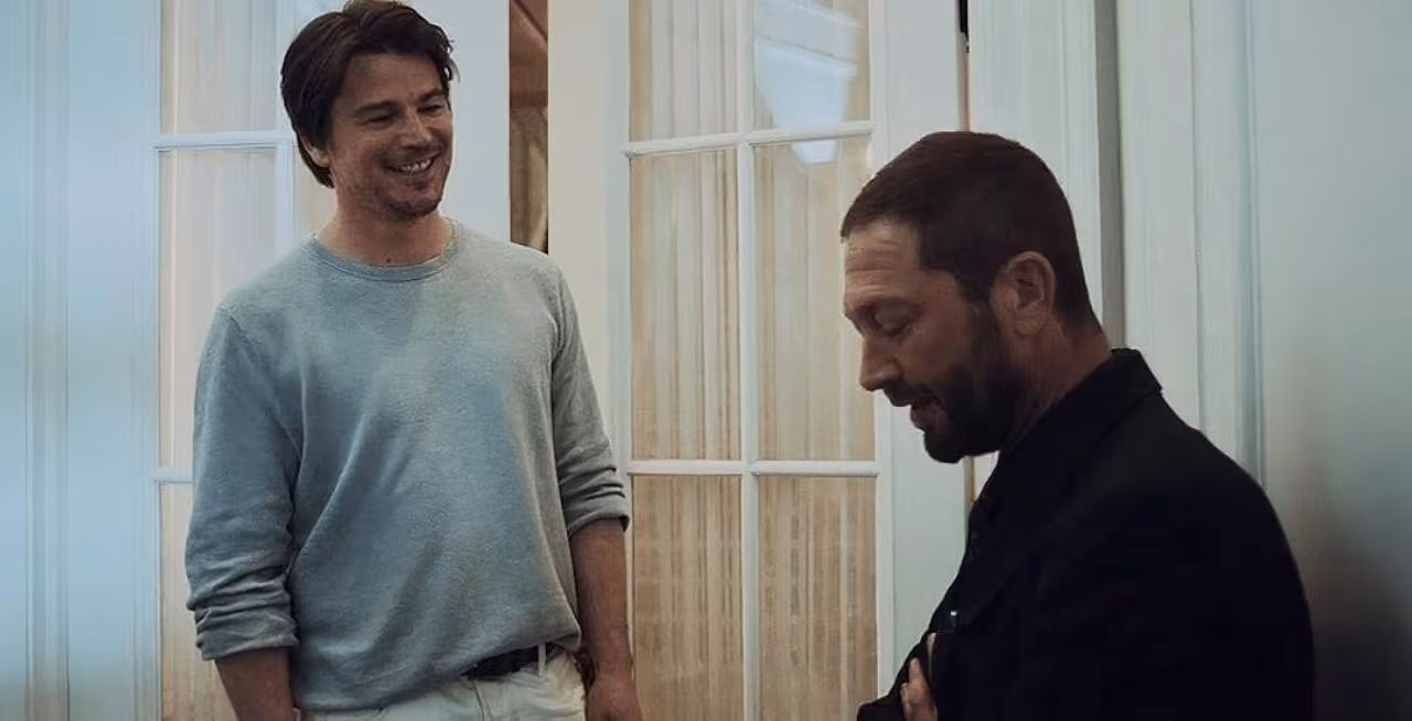 Josh Hartnett wearing Movado Verso in The Bear