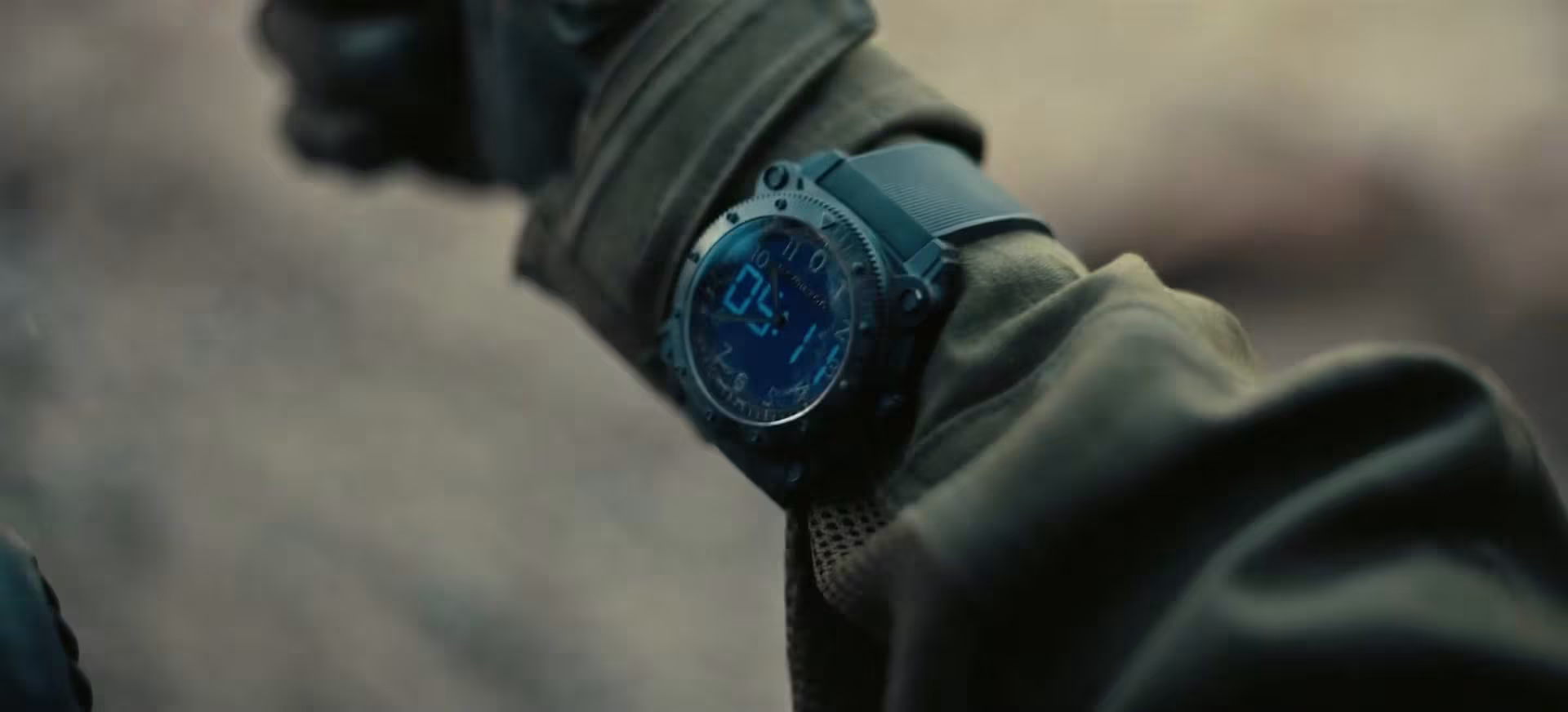 Robert Pattinson wearing Hamilton Khaki Navy BeLOWZERO in Tenet