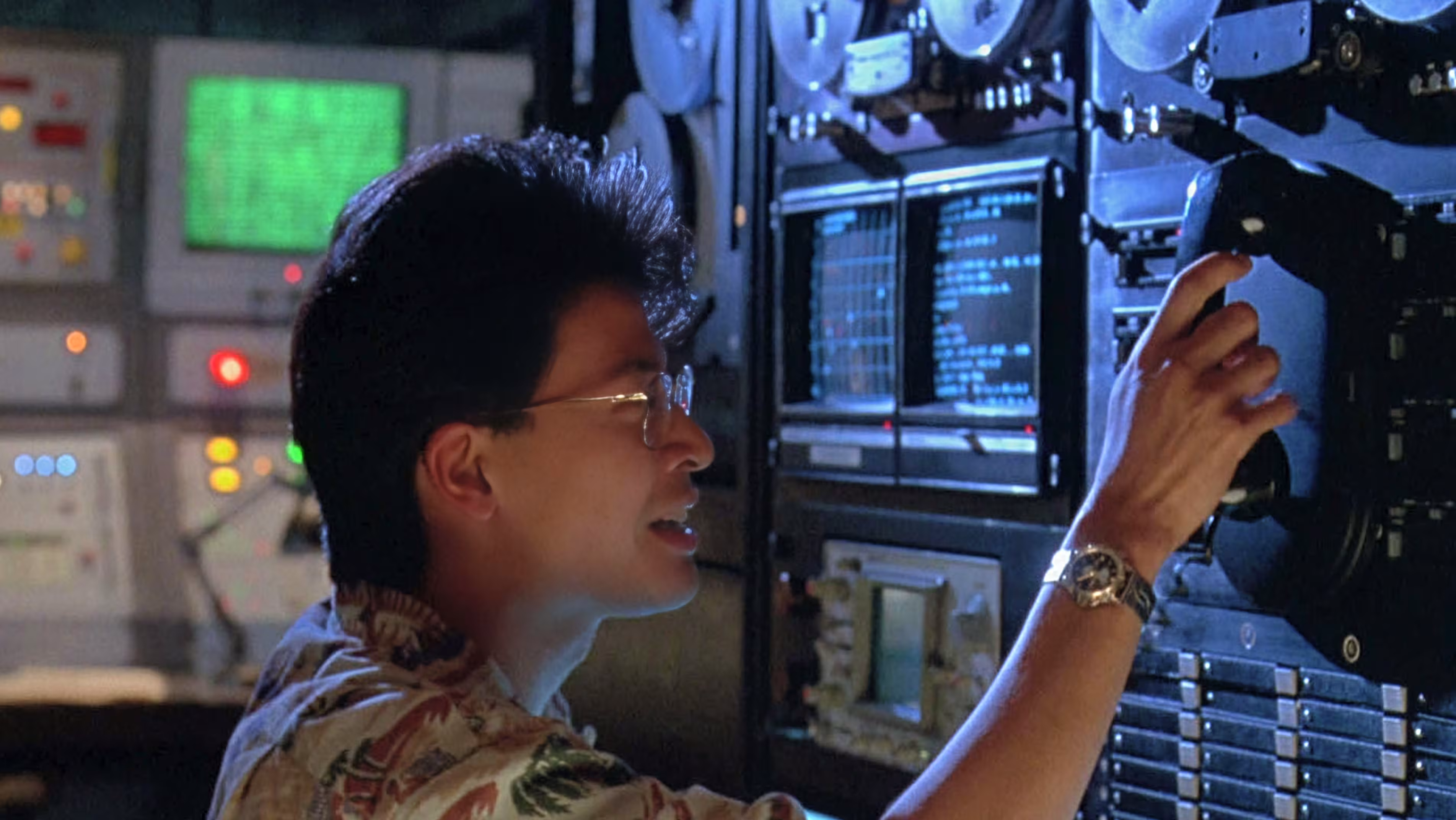 James Wong wearing Unidentified watch in Independence Day