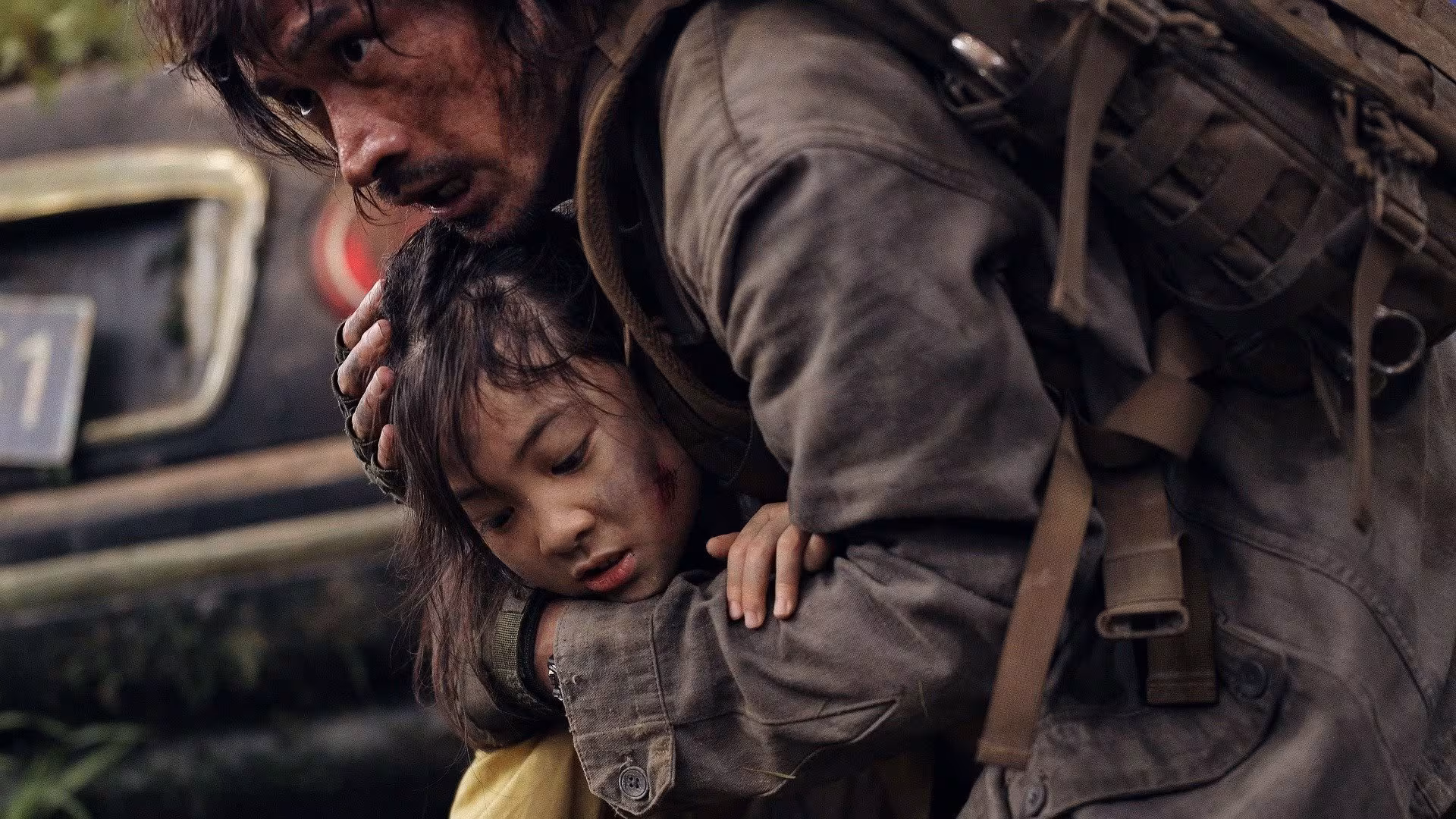 Luo Mi wearing Unidentified watch in Restart the Earth