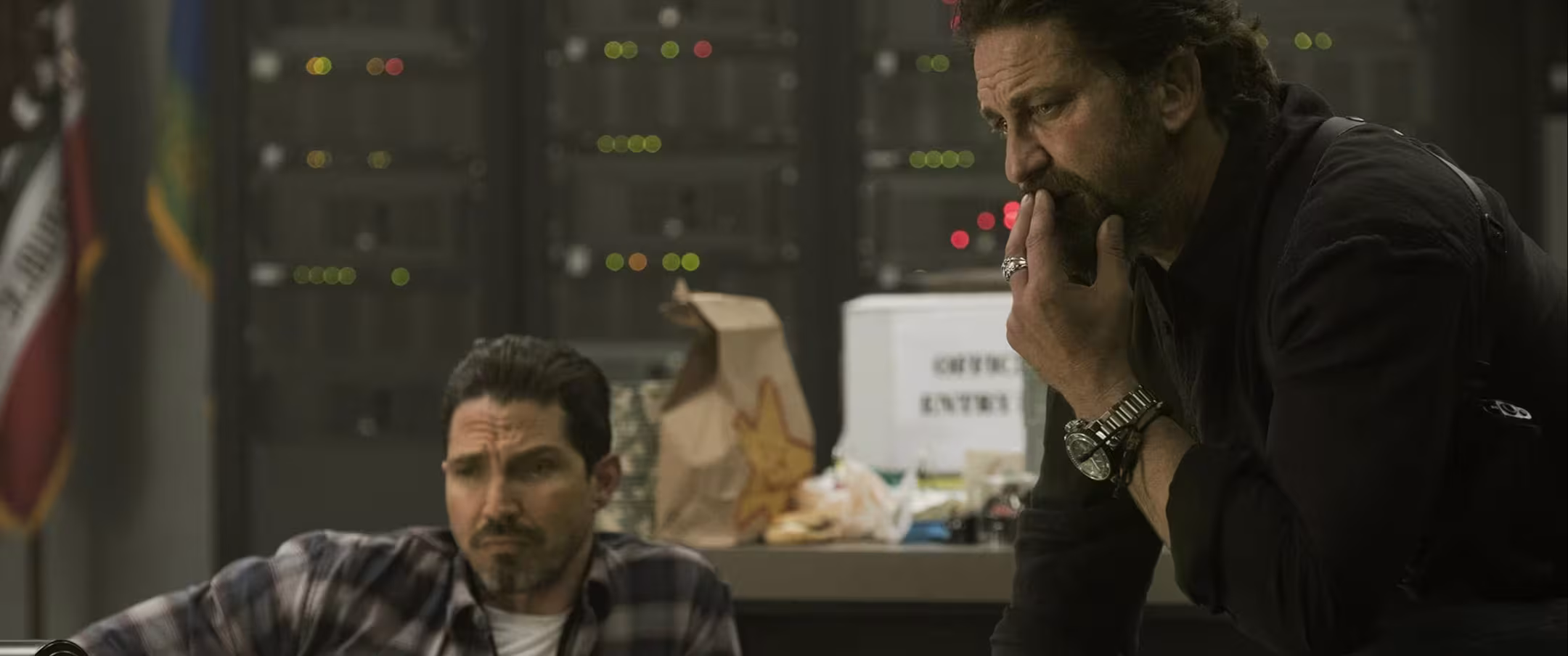 Gerard Butler wearing Unidentified watch in Den of Thieves