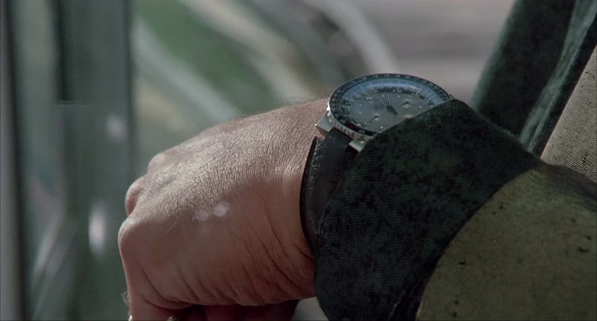 Ed O'Ross wearing Unidentified watch in Red Heat