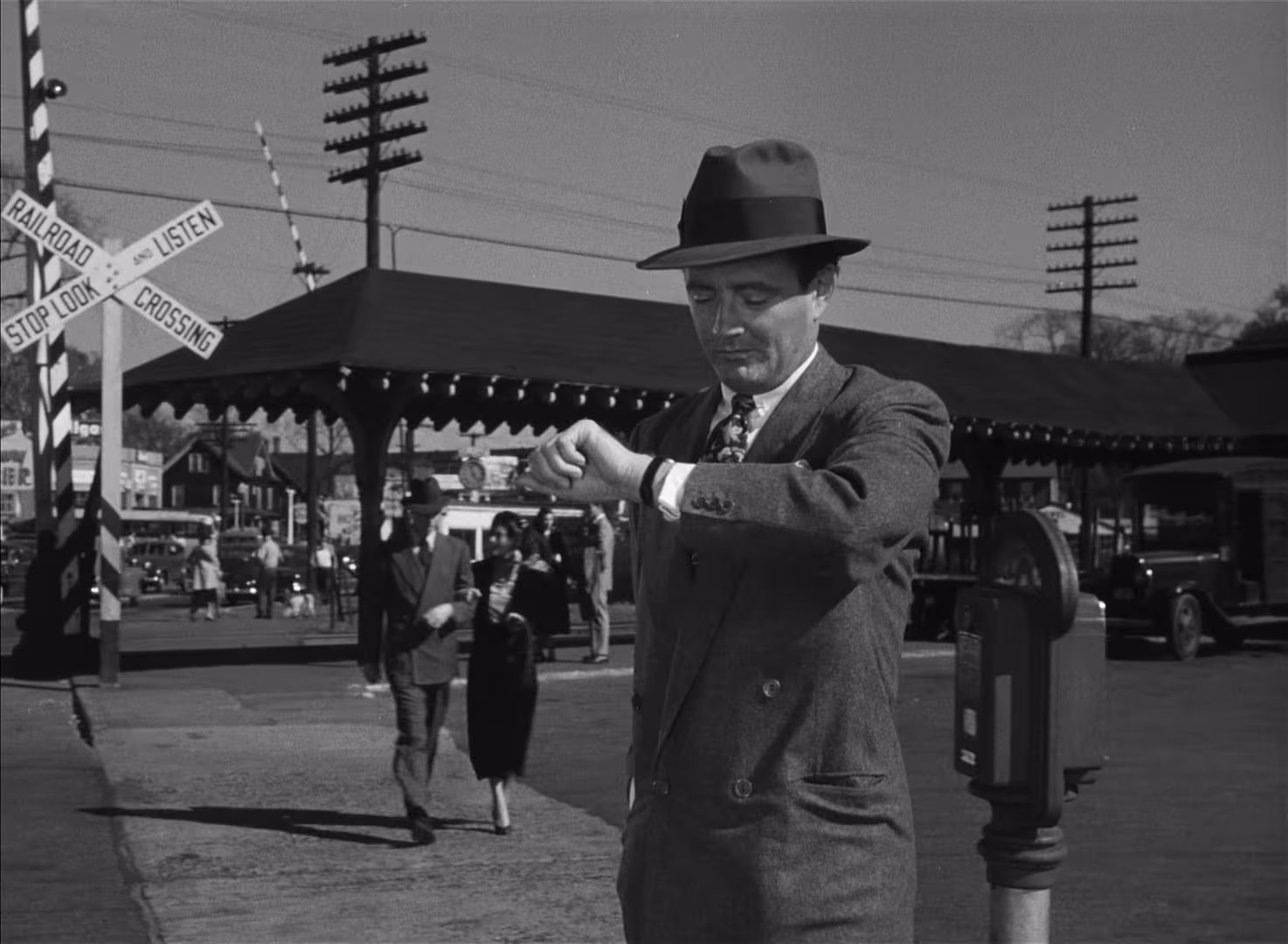Robert Walker wearing Unidentified watch in Strangers on a Train