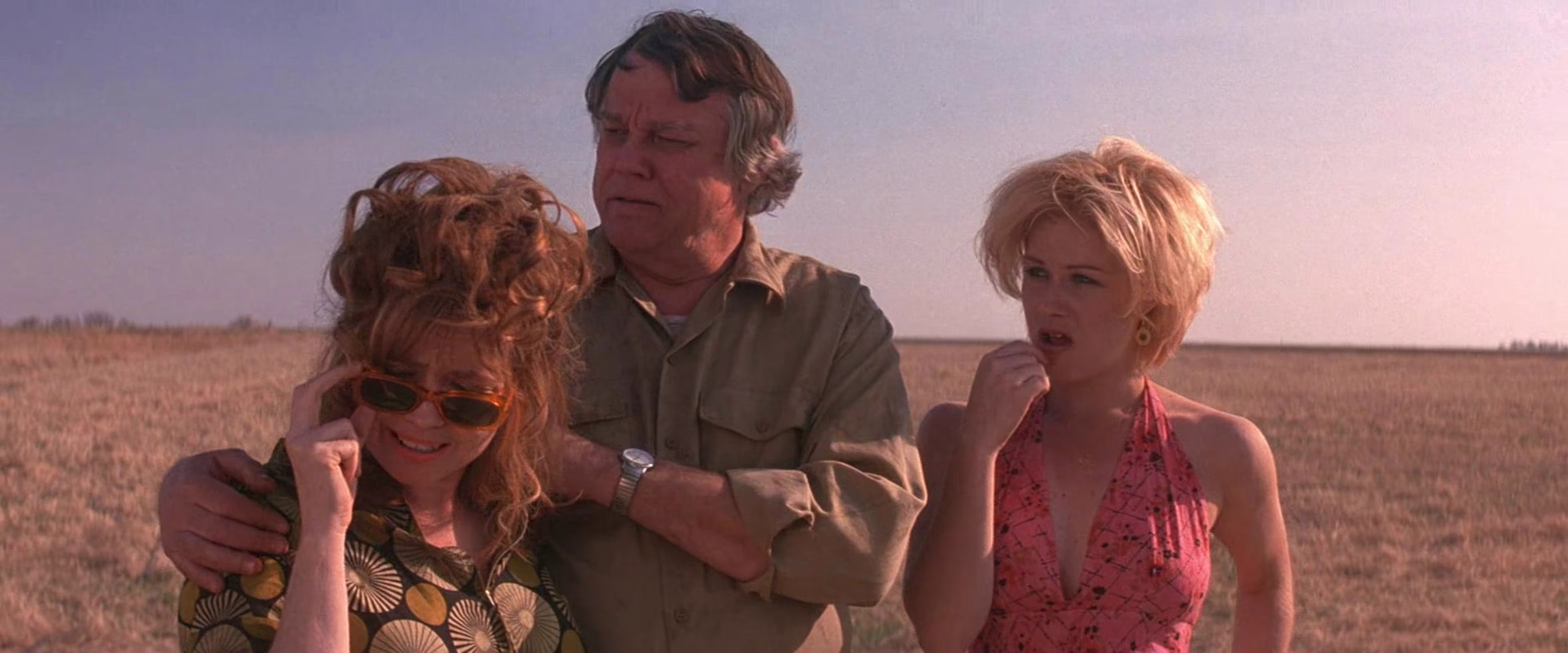Joe Don Baker wearing Unidentified watch in Mars Attacks!