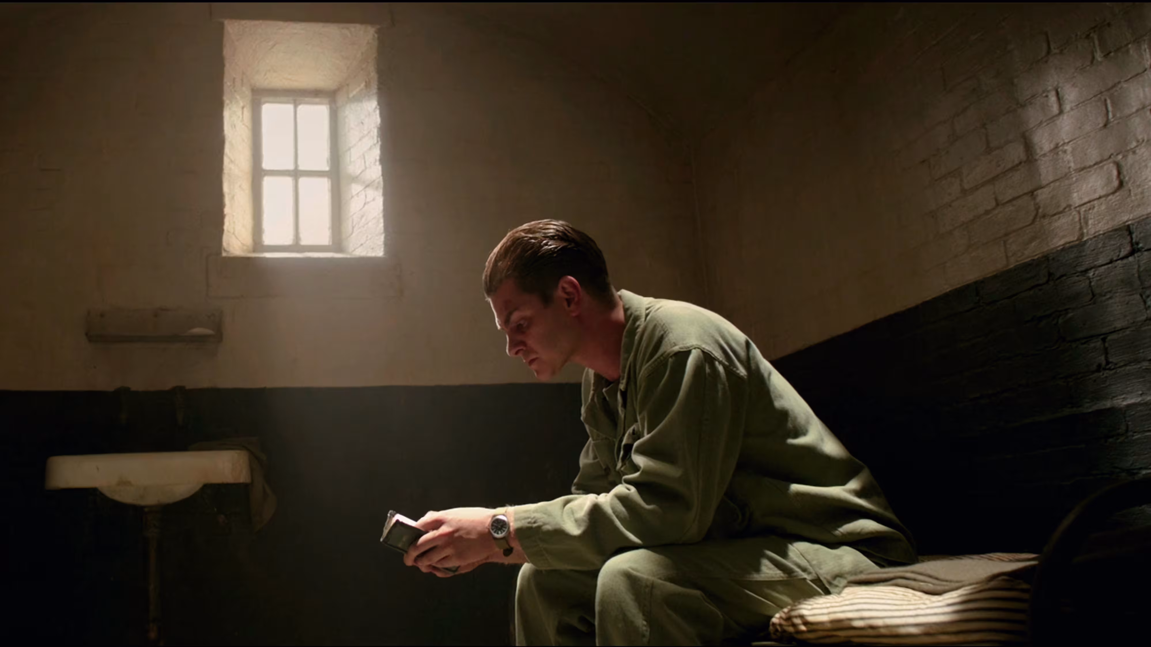 Andrew Garfield wearing Unidentified watch in Hacksaw Ridge