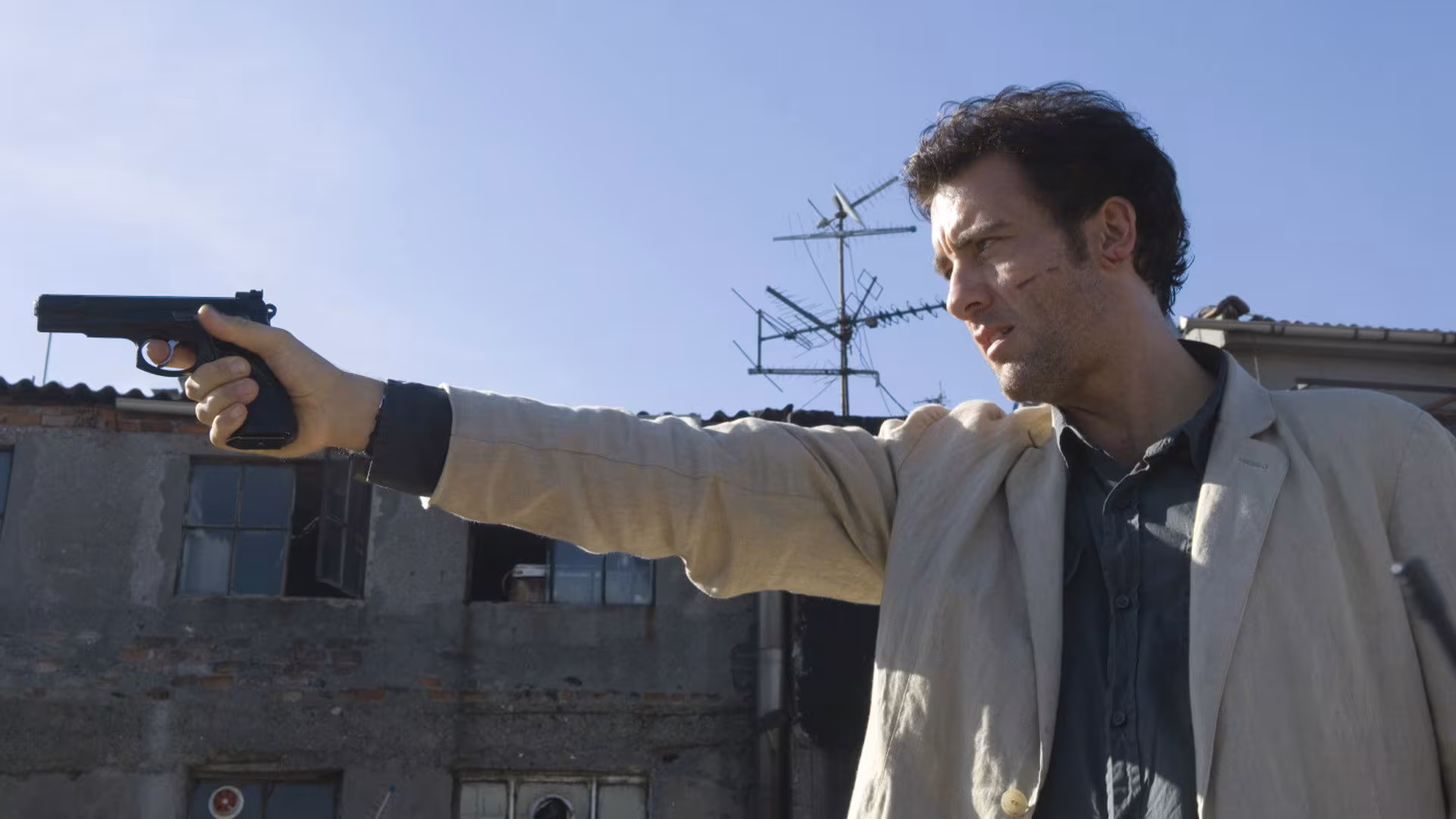 Clive Owen wearing Unidentified watch in The International